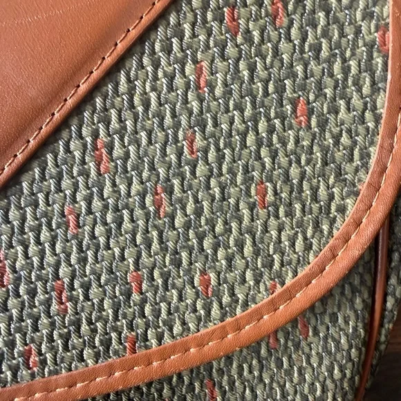 Yves Saint Laurent Olive Green Woven Crossbody with Tan Leather Trim - Picture 4 of 12